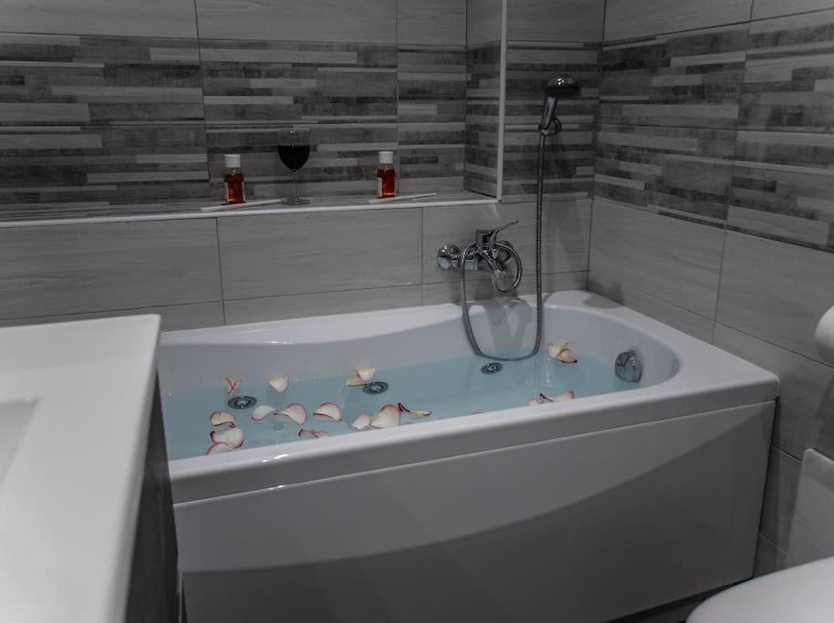 Modern Loft Center Of Turin + Jacuzzi 30M Metro Apartment Collegno Exterior foto