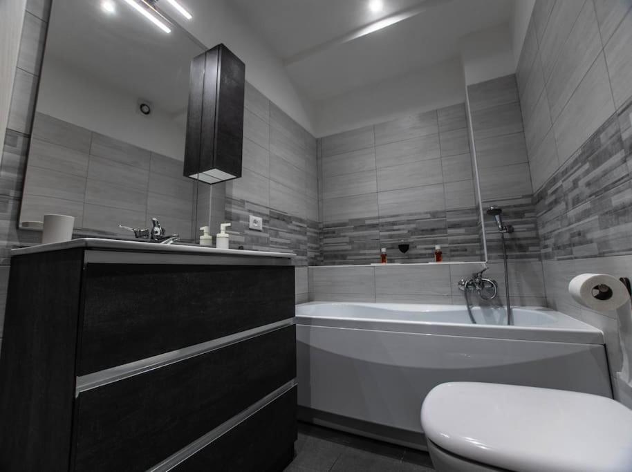 Modern Loft Center Of Turin + Jacuzzi 30M Metro Apartment Collegno Exterior foto
